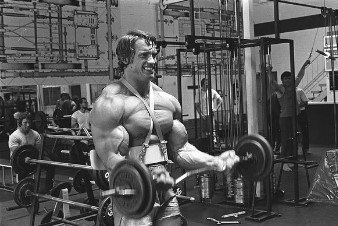 rutina semanal de entrenamiento de Arnold